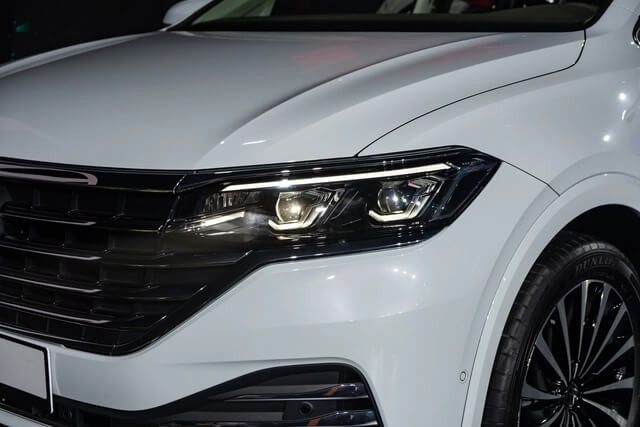 Volkswagen-Viloran-Luxury-den-pha