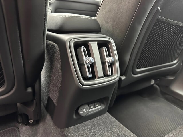 Volvo-C40-Recharge-cua-gio-dieu-hoa-hang-ghe-thu-2