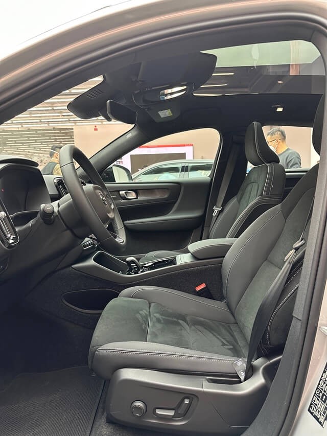 Volvo-C40-Recharge-hang-ghe-khoang-lai