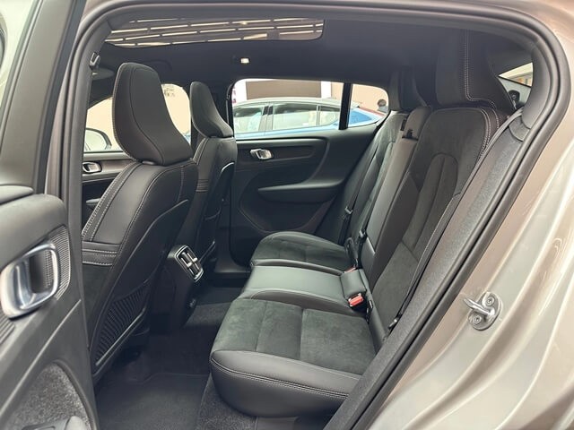 Volvo-C40-Recharge-khoang-hanh-khach