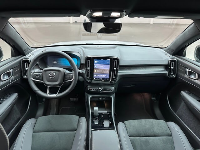 Volvo-C40-Recharge-khoang-lai