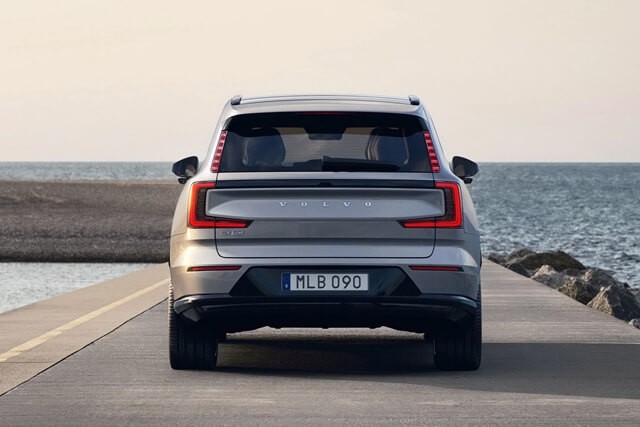 Volvo-EX90-duoi-xe