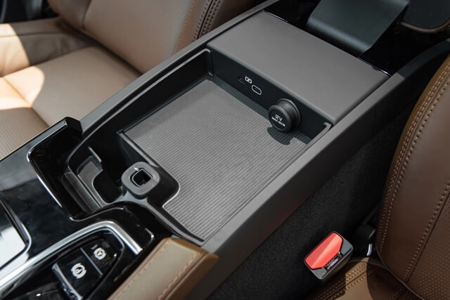 Volvo-S90-Recharge-cong-sac-pin-dien-thoai