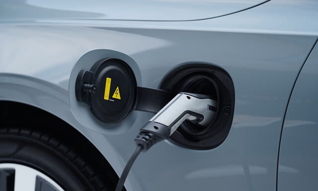 Volvo-S90-Recharge-cong-sac