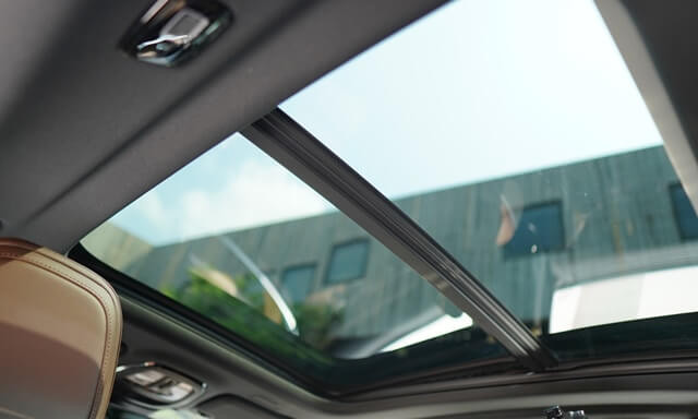 Volvo-S90-Recharge-cua-so-troi