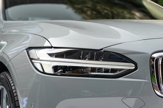 Volvo-S90-Recharge-den-chieu-sang