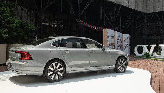 Volvo-S90-Recharge-hong-xe