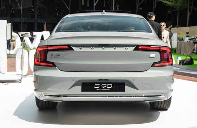 Volvo-S90-Recharge-phan-duoi-xe