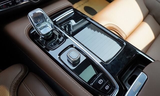 Volvo-S90-Recharge-trung-tam-dieu-khien