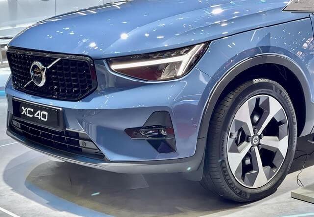 Volvo-XC40-den-xe