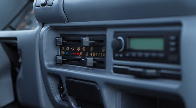 Xe-tai-Vinh-Phat-NK-490SL-trung-tam-dieu-khien