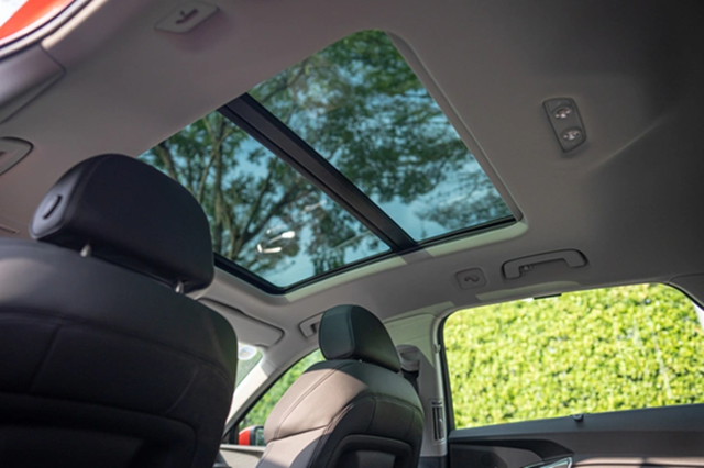 audi-q8-e-tron-cua-so-troi