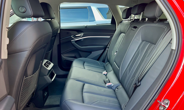 audi-q8-e-tron-khoang-hanh-khach