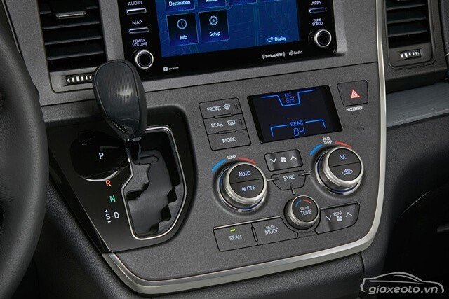 bang-dieu-khien-trung-tam-xe-Toyota-Sienna