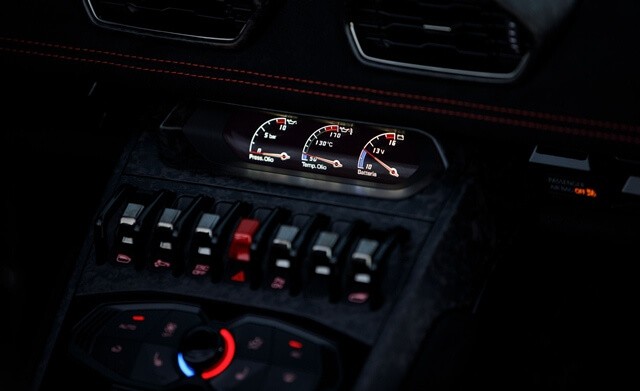 bang-dieu-khien-xe-lamborghini-huracan-performante-spyder