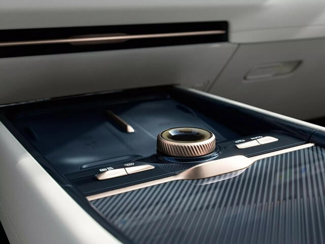 be-trung-tam-xe-lynk-co-900