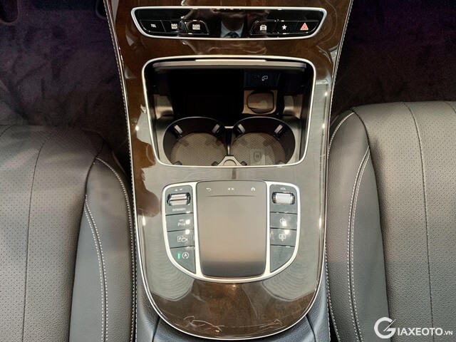 be-trung-tam-xe-mercedes-benz-e200-exclusive
