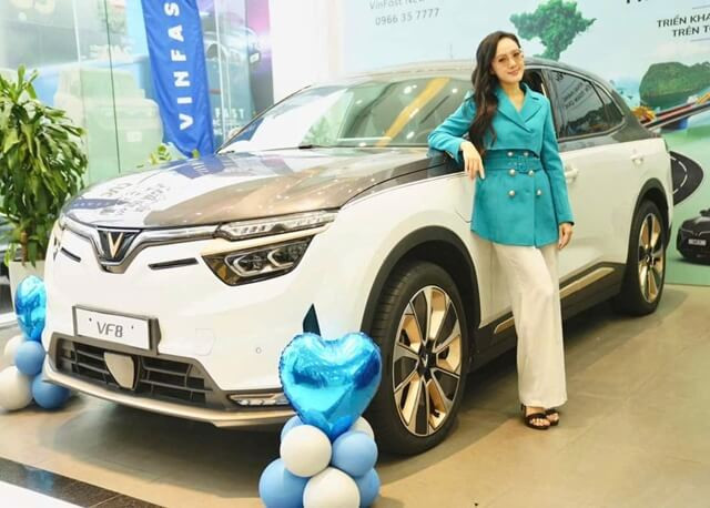 btv-thoi-su-hoai-anh-ben-vinfast-vf8