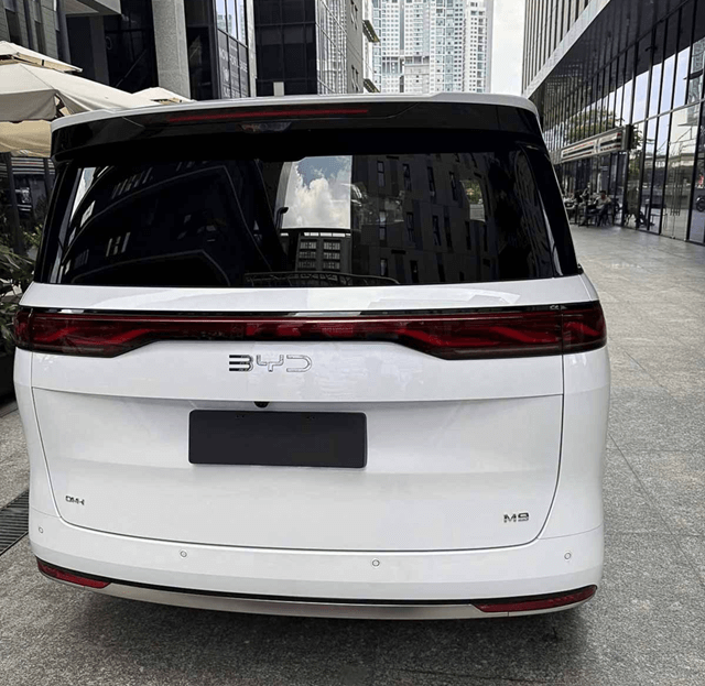 byd-m9-duoi-xe