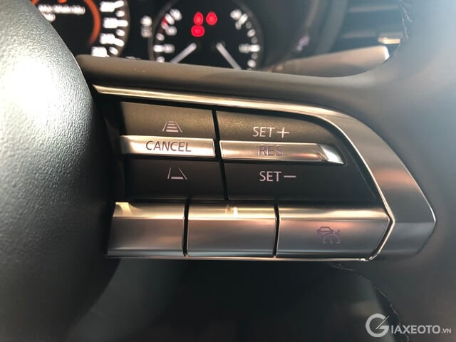 cac-nut-chinh-tren-vo-lang-xe-mazda-3