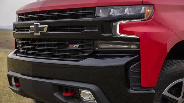 calang-va-den-truoc-xe-Chevrolet-Silverado