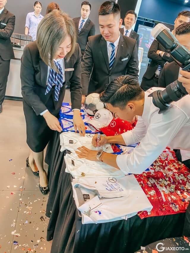 cau-thu-doan-van-hau-mua-oto-glc300