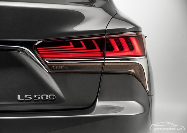 chi-tiet-den-sau-xe-lexus-ls-500