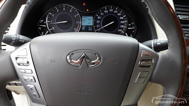 chi-tiet-dong-ho-infiniti-qx80-mau-den