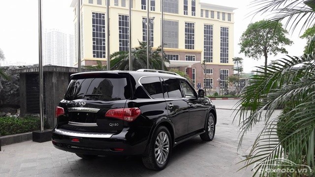 chi-tiet-duoi-xe-infiniti-qx80-mau-den