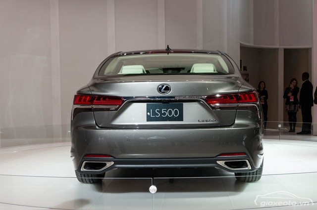 chi-tiet-duoi-xe-lexus-ls-500
