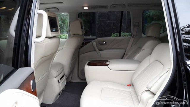 chi-tiet-khoang-sau-xe-infiniti-qx80-mau-den