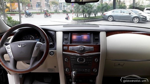 chi-tiet-tay-lai-xe-infiniti-qx80-mau-den