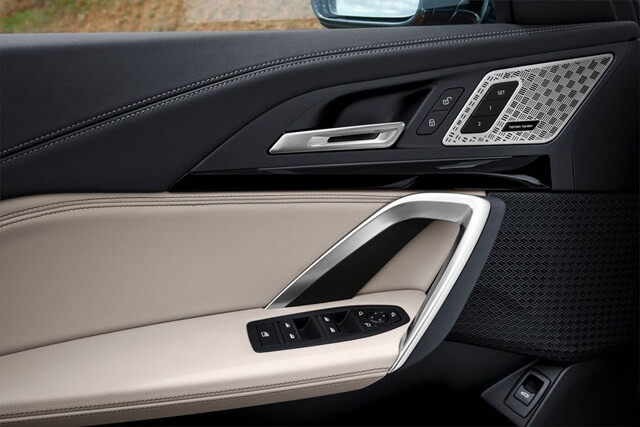 chinh-cua-ben-lai-xe-bmw-x1-the-he-thu-3