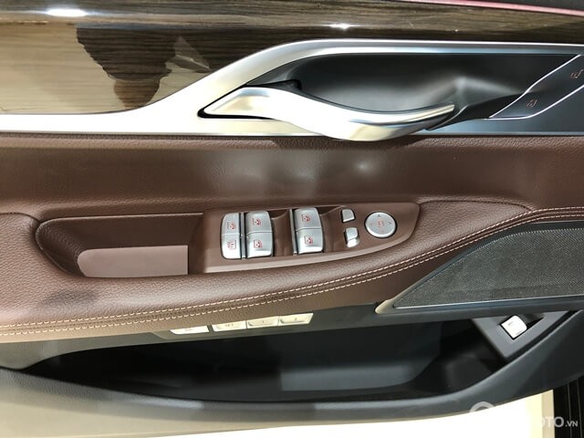chinh-cua-xe-bmw-730li