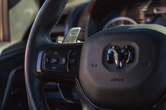 chinh-vo-lang-ben-trai-xe-ram-1500-trx