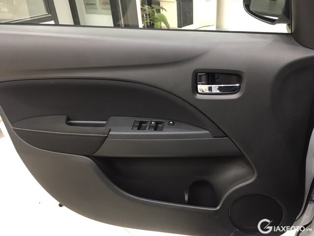 cua-ben-lai-xe-misubishi-attrage