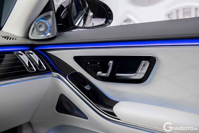 cua-ben-phu-xe-mercedes-maybach-s680