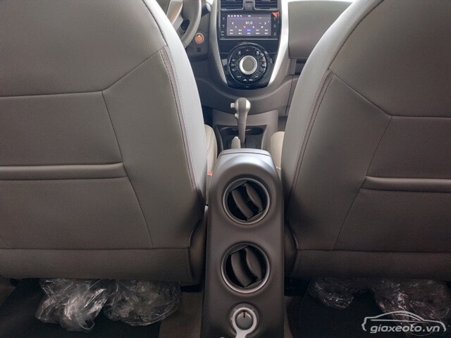 cua-gio-dieu-hoa-phia-sau-xe-nissan-sunny