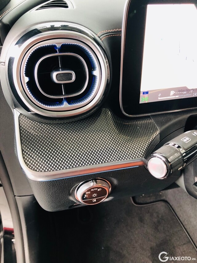cua-gio-dieu-hoa-xe-mercedes-c300-amg