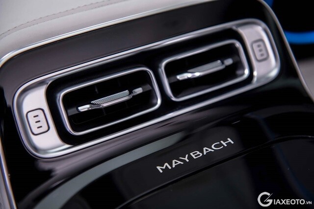 cua-gio-hang-ghe-sau-xe-mercedes-maybach-s680