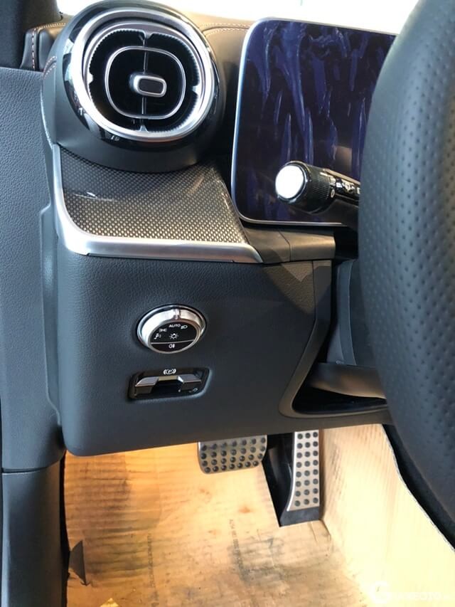 cua-gio-mercedes-glc300-2024