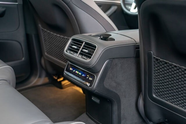 cua-gio-sau-xe-mercedes-benz-gls580-4matic