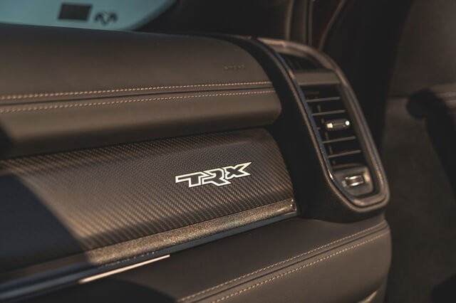 cua-gio-xe-ram-1500-trx