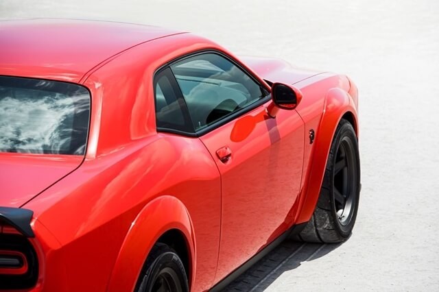cua-kinh-xe-dodge-challenger-srt-hellcat