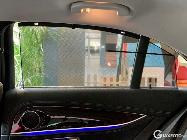 cua-kinh-xe-mercedes-benz-e200-exclusive