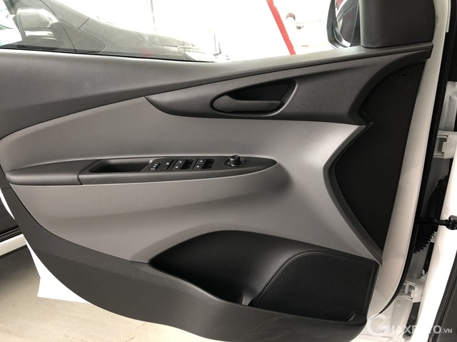 cua-lai-xe-vinfast-fadil