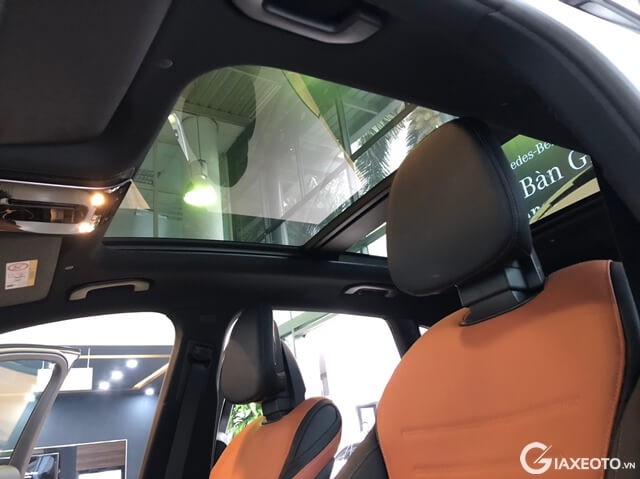 cua-so-troi-mercedes-glc-300-amg