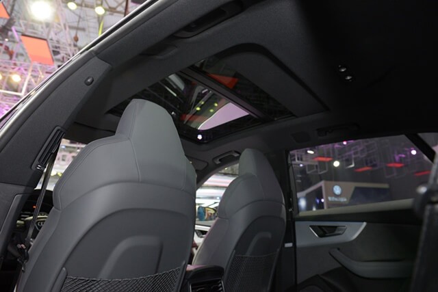 cua-so-troi-xe-Audi-Q8