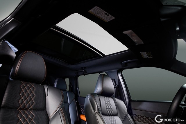 cua-so-troi-xe-Mitsubishi-Outlander-2024