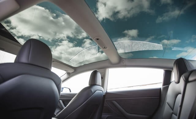 cua-so-troi-xe-Tesla-Model-3